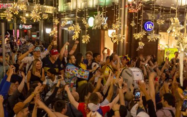 Moskova, Rusya - 1 Temmuz 2018: FIFA Dünya Kupası Rusya. Farklı ülkelerin futbol taraftarları Moskova'da İspanya Nicholas Street üzerinde Rus ekibi zaferi kutlamak