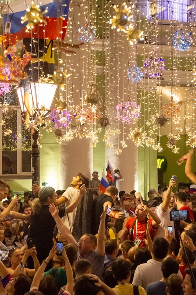 Moskova, Rusya - 1 Temmuz 2018: FIFA Dünya Kupası Rusya. Farklı ülkelerin futbol taraftarları Moskova'da İspanya Nicholas Street üzerinde Rus ekibi zaferi kutlamak