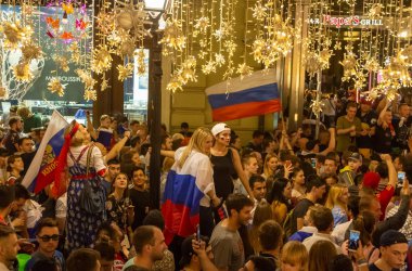 Moskova, Rusya - 1 Temmuz 2018: FIFA Dünya Kupası Rusya. Farklı ülkelerin futbol taraftarları Moskova'da İspanya Nicholas Street üzerinde Rus ekibi zaferi kutlamak