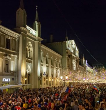 Moskova, Rusya - 1 Temmuz 2018: FIFA Dünya Kupası Rusya. Farklı ülkelerin futbol taraftarları Moskova'da İspanya Nicholas Street üzerinde Rus ekibi zaferi kutlamak