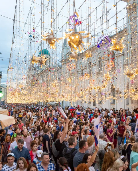 Moskova, Rusya - 1 Temmuz 2018: FIFA Dünya Kupası Rusya. Farklı ülkelerin futbol taraftarları Moskova'da İspanya Nicholas Street üzerinde Rus ekibi zaferi kutlamak