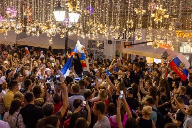 Moskova, Rusya - 16 Temmuz 2018: FIFA Dünya Kupası. Sokakta röportaj. Farklı ülkelerin futbol taraftarları Fransız takımının zaferi Şampiyonası, Nicholas Street Moskova'da kutlamak