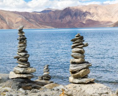 Pangong teknik destek yüksek irtifa dağ Gölü Panoraması forefront (Himalayalar, Ladakh, Hindistan Budist stupas ile)