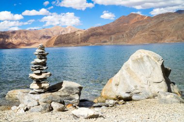 pangong tso dağ Gölü Panoraması ile ön planda (ladakh, Hindistan ın Budist stupas)