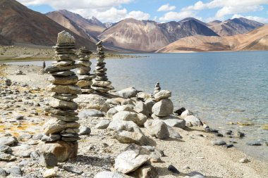 Pangong teknik destek yüksek irtifa dağ Gölü Panoraması forefront (Himalayalar, Ladakh, Hindistan Budist stupas ile)