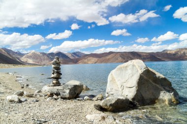 Pangong teknik destek yüksek irtifa dağ Gölü Panoraması Budist stupa ve forefront (Himalayalar, Ladakh, Hindistan kayalarda)