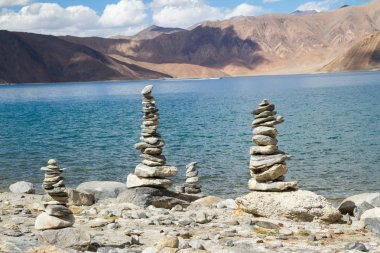 pangong tso dağ Gölü Panoraması ile ön planda (ladakh, Hindistan ın Budist stupas)