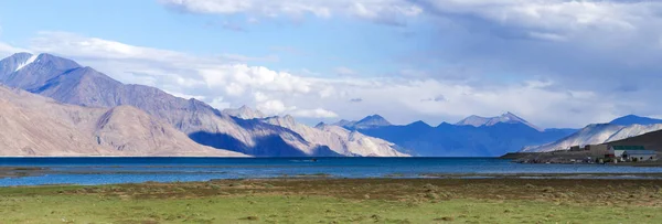 Panorama Lago Montanha Pangong Tso Ladakh Índia — Fotografia de Stock