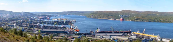 Mumansk liman gün güneşli yaz Panoraması. Maçunalar, yükleme ve boşaltma işlemleri eavy. Mavi deniz, ormanlık shore.