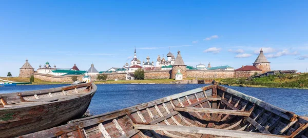 Panorama Mosteiro Solovetsky Com Velhos Barcos Quebrados Primeiro Plano Tempo Fotos De Bancos De Imagens Sem Royalties