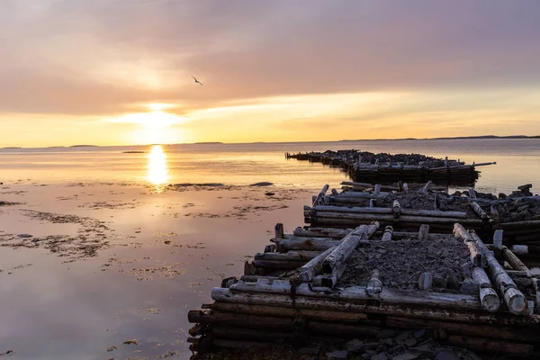 Régi Tönkrement Pier Tenger Kora Reggeli Órákban Színes Sunrise Alatt — Stock Fotó