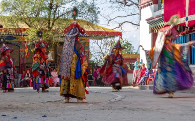 Gangtok, Hindistan - 22 Aralık 2011: tanımlanamayan rahipler Cham dans festivali sırasında Tibet Budizmi dini maskeli ve kostümlü gizem dansı gerçekleştirin. Dansçılar hareket bulanık.