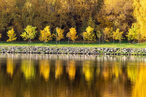 Renkli Sonbahar Sokak Boyunca Nehir Kıyısındaki Sonbahar Park Arka Plan — Stok fotoğraf