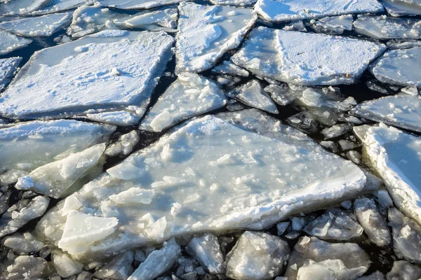 Eisschollen Auf Dem Fluss Einem Kalten Wintertag Bei Sonnenuntergang — Stockfoto