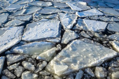 Buzlar günbatımında bir soğuk kış gününde Nehri üzerinde