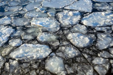 Buzlar günbatımında bir soğuk kış gününde Nehri üzerinde