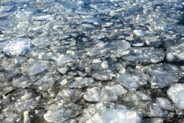 Buzlar günbatımında bir soğuk kış gününde Nehri üzerinde