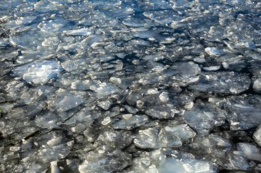Buzlar günbatımında bir soğuk kış gününde Nehri üzerinde
