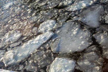 Buzlar günbatımında bir soğuk kış gününde Nehri üzerinde