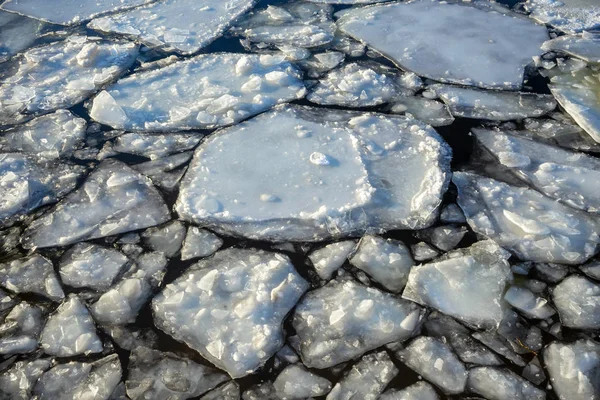 夕暮れ時の冬の寒い日の川の流氷 — ストック写真