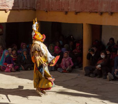 Geyik maskeli keşiş, tören kılıcıyla Korzok Manastırı 'ndaki Cham Dans Festivali' nde Tibet Budizmi 'nin dinsel gizem dansını icra ediyor.
