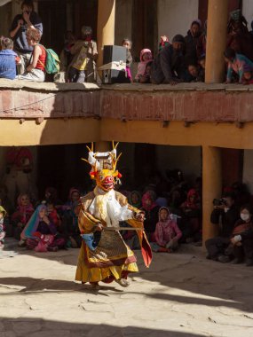 Geyik maskeli keşiş, tören kılıcıyla Korzok Manastırı 'ndaki Cham Dans Festivali' nde Tibet Budizmi 'nin dinsel gizem dansını icra ediyor.