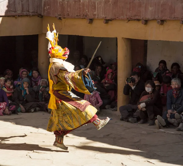 Kılıç ile geyik maskesi keşiş dini gizem dans gerçekleştirir — Stok fotoğraf