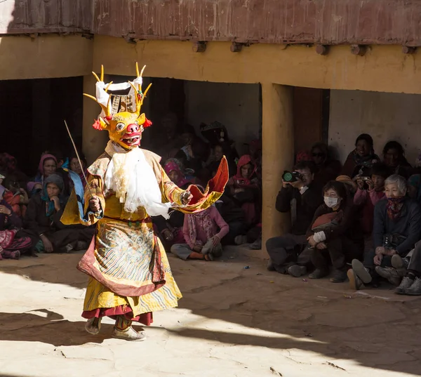 kılıç ile geyik maskesi keşiş dini gizem dans gerçekleştirir
