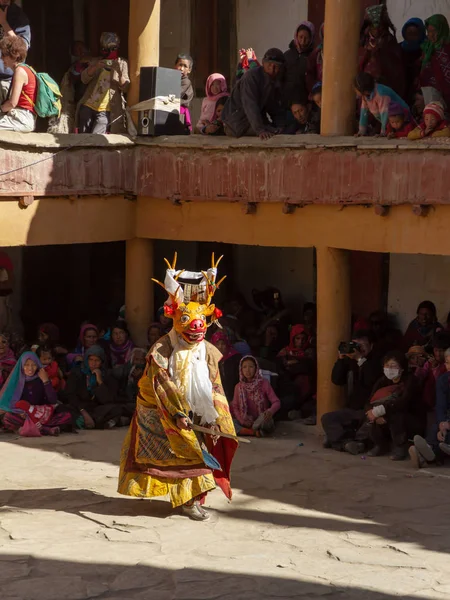 Monk in deer mask with ritual sword performs religious mystery dance of Tibetan Buddhism on the Cham Dance Festival in Korzok monastery — Stock Photo, Image