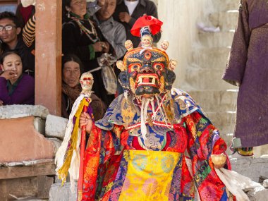 Dharmapala koruyucu tanrı maskesi Monk Karsha (Kursha) manastırda Festival Tantrik Tibet Budizm bir dini kostümlü gizem Cham dans gerçekleştirir
