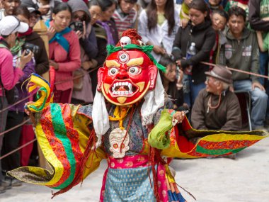 Dharmapala maskeli keşiş, tören bıçağıyla (phurpa) Hemis Manastırı 'nda Tantric Tibet Budizmi' nin dini maskeli ve kostümlü gizemli dansını icra etti.