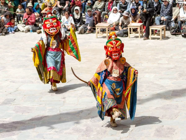 Monks in dharmapala mask with ritual knife (phurpa) and sword perform a religious masked and costumed mystery dance of Tantric Tibetan Buddhism on Cham Dance Festival in Hemis monastery — Stock Photo, Image