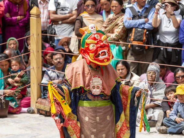 Monk in dharmapala mask with ritual knife (phurpa) performs a religious masked and costumed mystery dance of Tantric Tibetan Buddhism on Cham Dance Festival in Hemis monastery — Stock Photo, Image