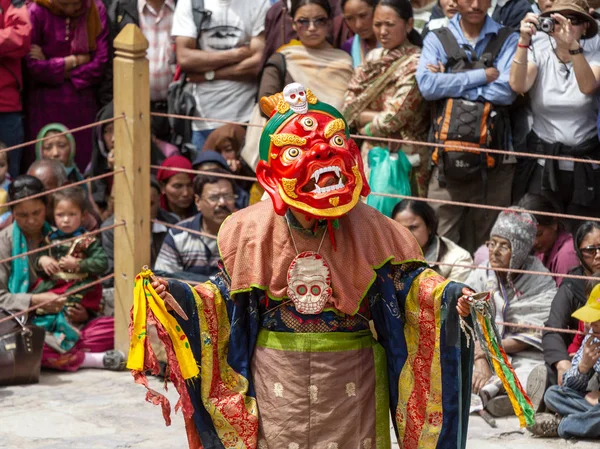 Monk in dharmapala mask with ritual knife (phurpa) performs a religious masked and costumed mystery dance of Tantric Tibetan Buddhism on Cham Dance Festival in Hemis monastery — Stock Photo, Image
