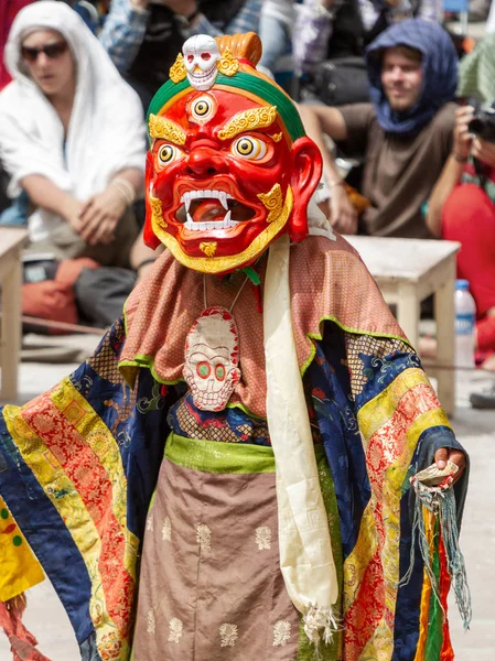 Monk in dharmapala mask with ritual knife (phurpa) performs a religious masked and costumed mystery dance of Tantric Tibetan Buddhism on Cham Dance Festival in Hemis monastery — Stock Photo, Image