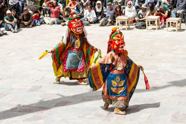 Monks in dharmapala mask with ritual knife (phurpa) and sword perform a religious masked and costumed mystery dance of Tantric Tibetan Buddhism on Cham Dance Festival in Hemis monastery — Stock Photo, Image