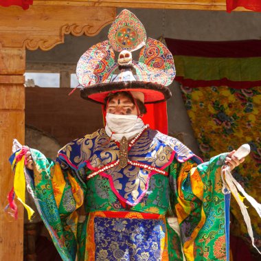 Lama 'nın ritüel kostümlü ve süslü şapkalı yakın çekimi, Kursha (Kursha) manastırında düzenlenen Cham Dans Festivali' nde Tibet Budizmi 'nin tarihi esrarengiz siyah şapka dansını sergiliyor.