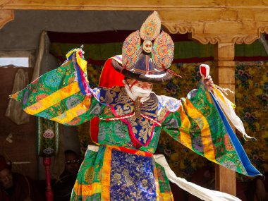 Lama ritüel kostüm ve süslü şapka Kursha (Kursha) manastırda Cham Dans Festivali'nde Tibet Budizm tarihsel bir gizem Black Hat Dance gerçekleştirir