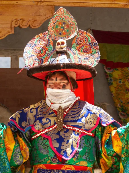 Close-up of Lama in ritual costume and ornate hat performs a historical mystery Black Hat Dance of Tibetan Buddhism on the Cham Dance Festival in Kursha (Kursha) monastery — Stock Photo, Image