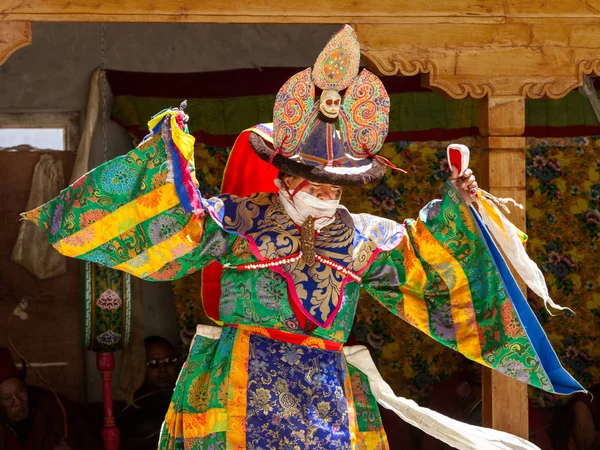 Lama in ritual costume and ornate hat performs a historical mystery Black Hat Dance of Tibetan Buddhism on the Cham Dance Festival in Kursha (Kursha) monastery — Stock Photo, Image
