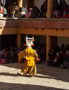 Geyik maskeli ve kılıçlı keşiş Korzok Manastırı 'ndaki Cham Dans Festivali' nde Tibet Budizmi 'nin dinsel gizem dansını icra ediyor.