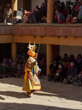 Geyik maskeli ve kılıçlı keşiş Korzok Manastırı 'ndaki Cham Dans Festivali' nde Tibet Budizmi 'nin dinsel gizem dansını icra ediyor.