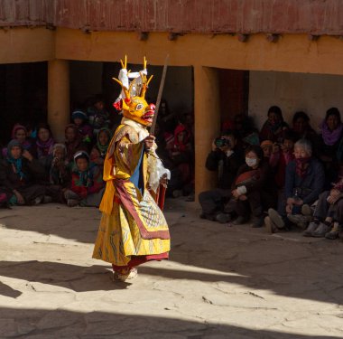 Geyik maskeli ve kılıçlı keşiş Korzok Manastırı 'ndaki Cham Dans Festivali' nde Tibet Budizmi 'nin dinsel gizem dansını icra ediyor.