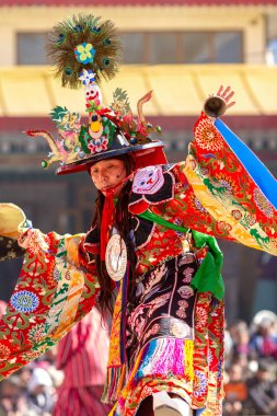 Lama ritüel kostüm ve süslü şapka Enchey manastırda Cham Dans Festivali'nde Tibet Budizm tarihsel bir dini gizem Black Hat Dance gerçekleştirir