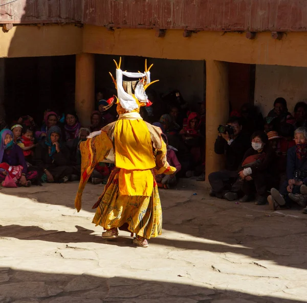 Monk in deer mask with sword performs religious mystery dance of Tibetan Buddhism on the Cham Dance Festival in Korzok monastery — Stock Photo, Image