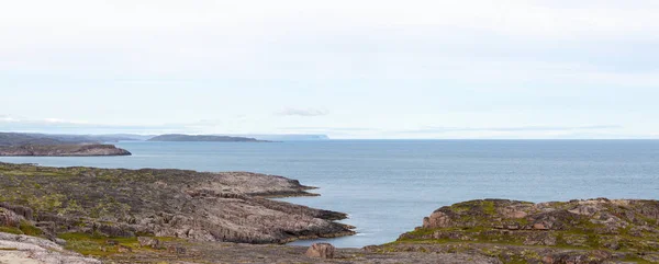 Top view panorama of the rocky steep coast of the Barents Sea beyond the Arctic Circle in summer in inclement weather — Stock Photo, Image