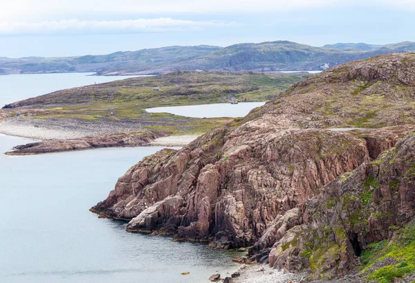 Top uitzicht panorama van de rotsachtige steile kust van de Barentszzee voorbij de poolcirkel — Stockfoto