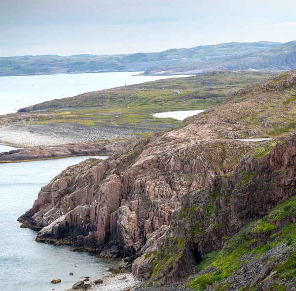 Top uitzicht op de rotsachtige steile kust van de Barentszzee voorbij de poolcirkel — Stockfoto