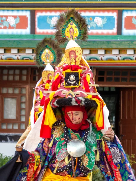 Lama in ritual costume and ornate hat performs a historical religious mystery Black Hat Dance of Tibetan Buddhism on the Cham Dance Festival in Lingdum (Ranka) monastery — Stock Photo, Image