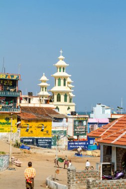 Kanyakumari, Hindistan - 20 Ocak 2012: Aziz Roch Kilisesi ve Fidye Kilisesi 'nin Hanımefendisi ve eskiden güneşli bir günde Tamil Nadu eyaletinde Cape Comorin olarak bilinen Hindistan' ın en güneyindeki Kanyakumari kasabasının pazar caddesi.